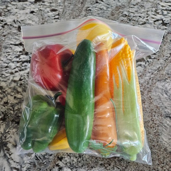 BRAND NEW SET OF 10 PLASTIC FRUITS AND VEGETABLES IN ROUND, WOVEN WICKER BASKET - Picture 9 of 13